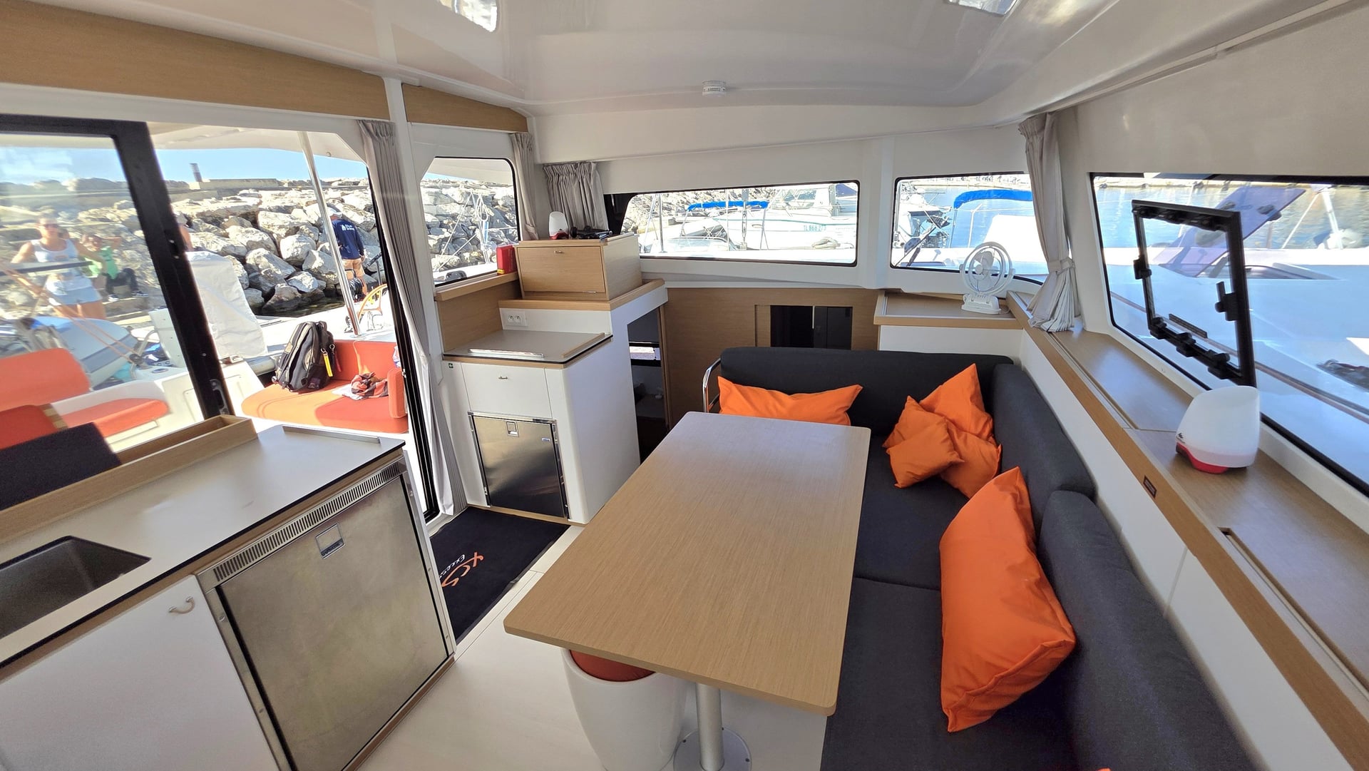 Carré de l'Excess 11 M, table et banquette face aux baies vitrées