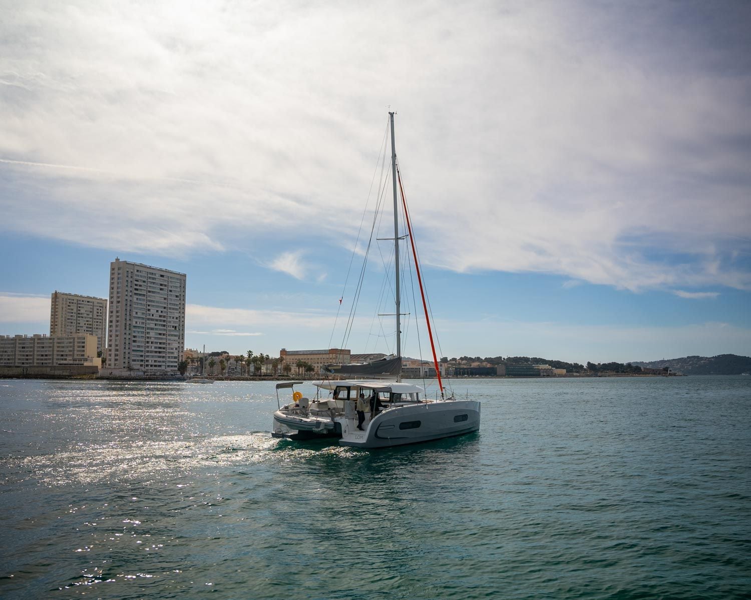 Catamaran Excess 11 LOM en navigation dans la rade de Toulon