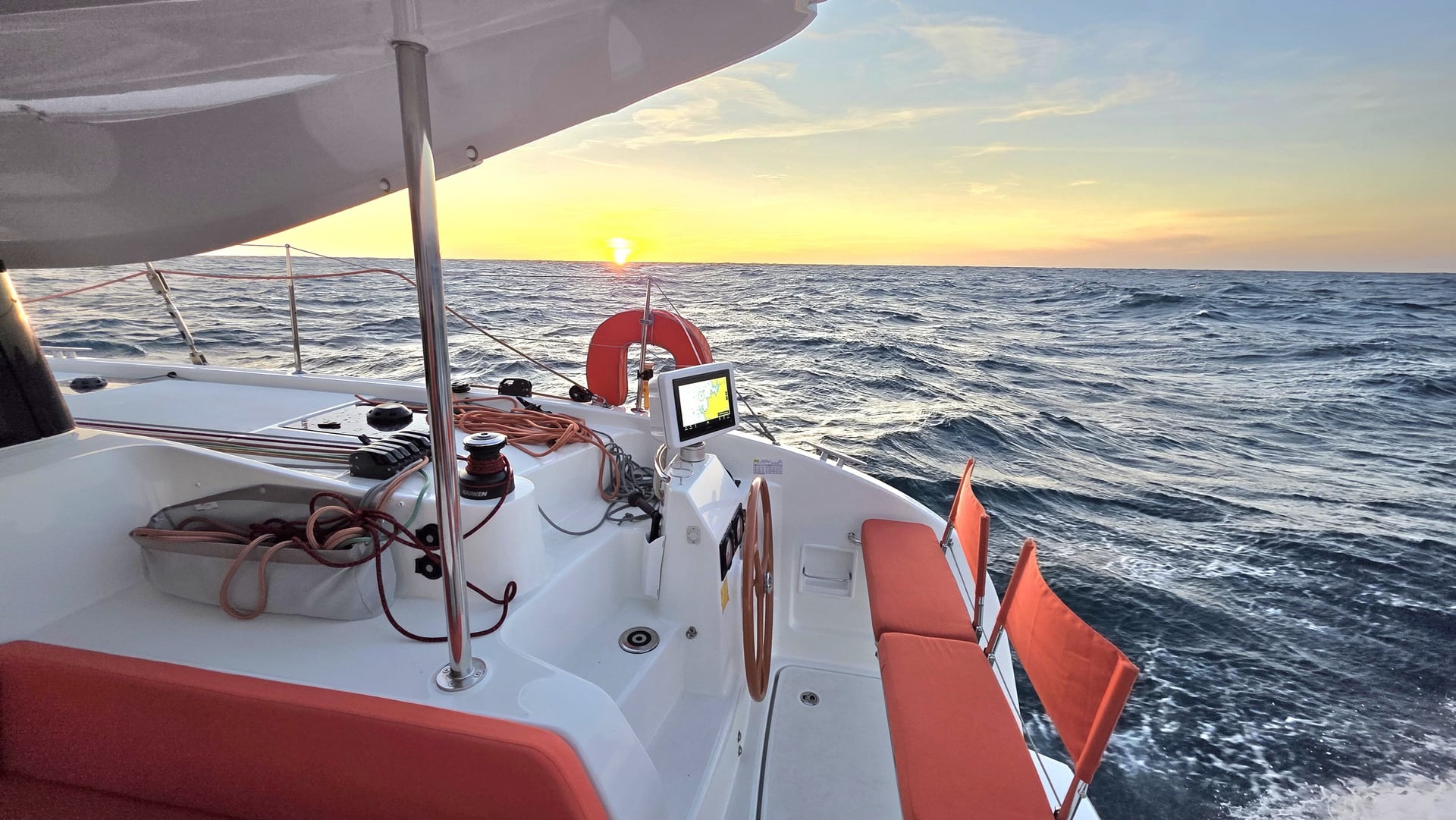 Cockpit de l'Excess 11 M en navigation au coucher du soleil Cockpit de l'Excess 11 M en navigation au coucher du soleil
