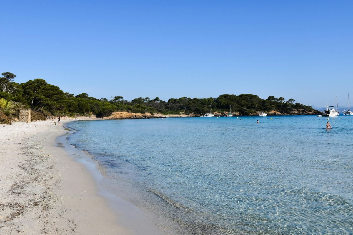 Les_plus_belles_plages_de_Porquerolles_accessibles_en_bateaux2.jpg