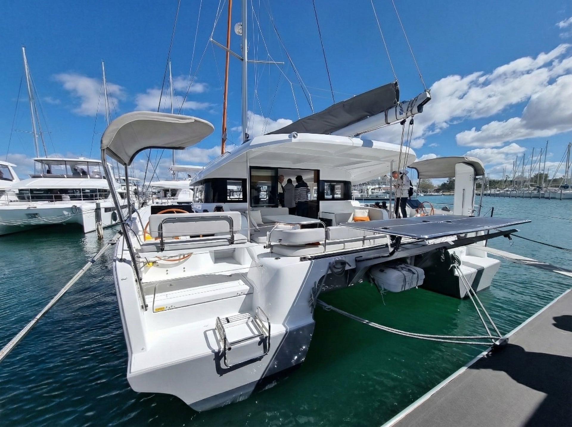 Le catamaran Excess 14 MON BIJOU à quai, jupes arrière et cockpit Le catamaran Excess 14 MON BIJOU à quai, jupes arrière et cockpit