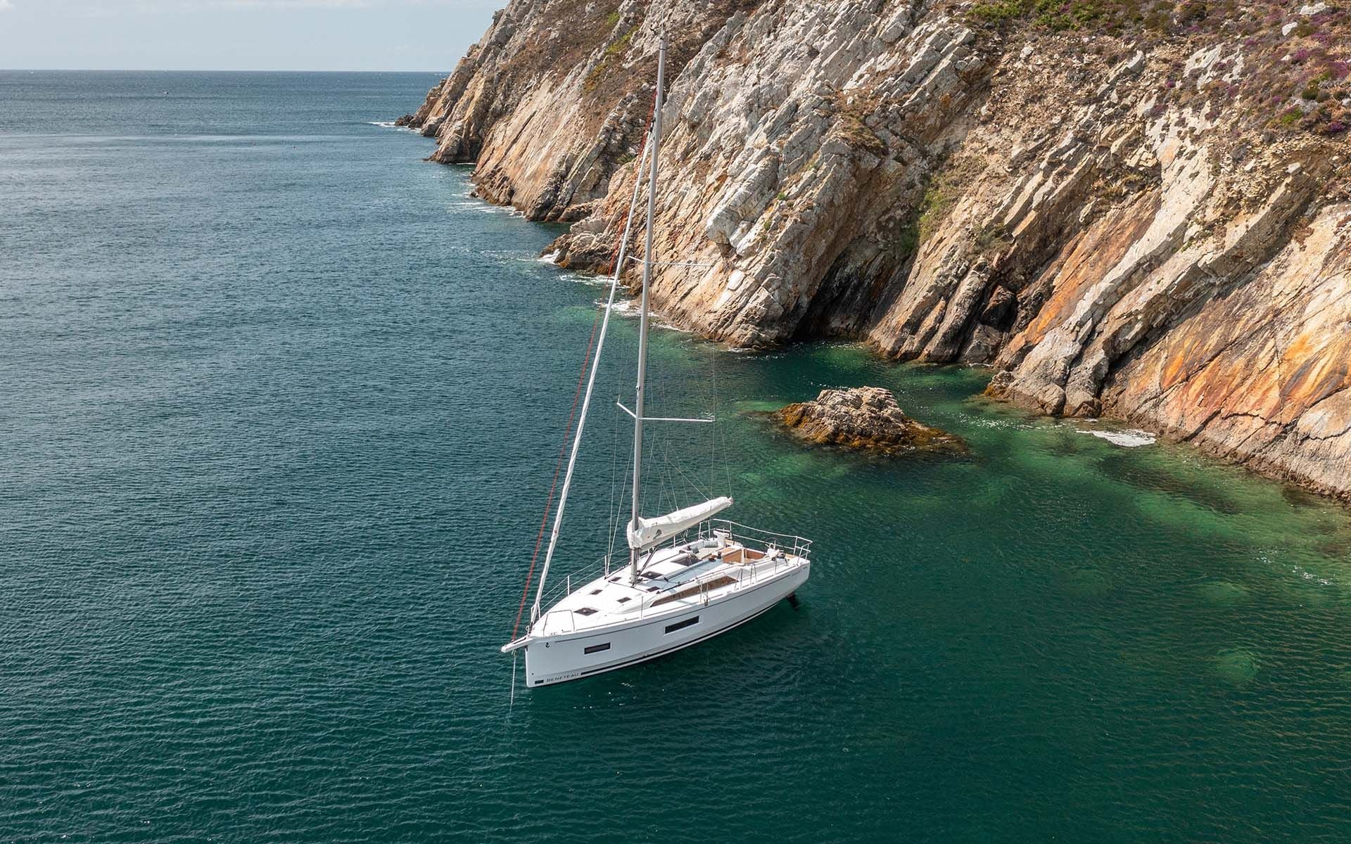 Le voilier Oceanis 37.1 ALBA au mouillage le long d'une côte rocheuse Le voilier Oceanis 37.1 ALBA au mouillage le long d'une côte rocheuse