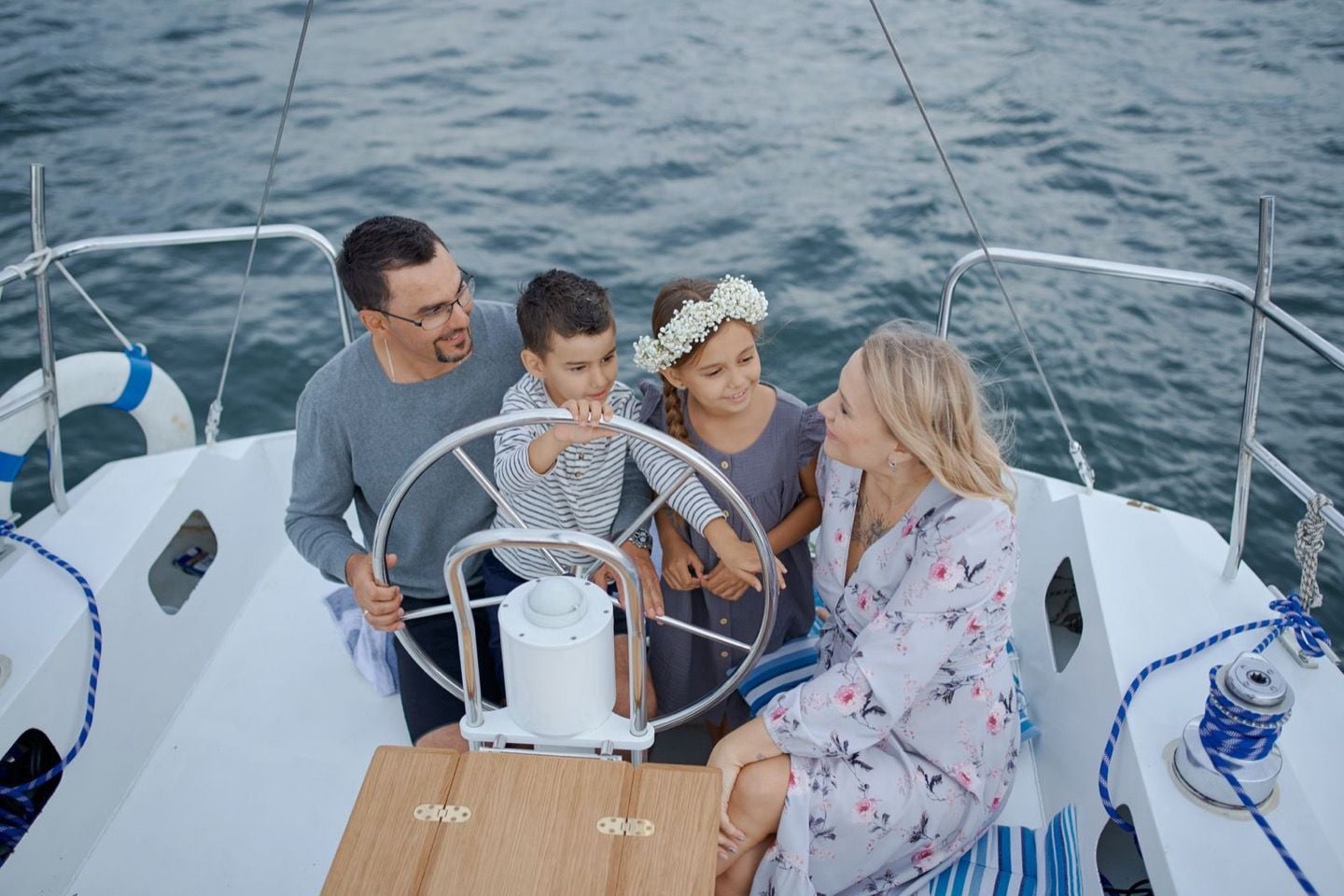 Famille a la barre d un voilier lors d une sortie en mer