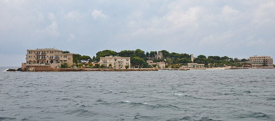 L'île de Bendor, à quelques encablures du port de Bandol L'île de Bendor, à quelques encablures du port de Bandol