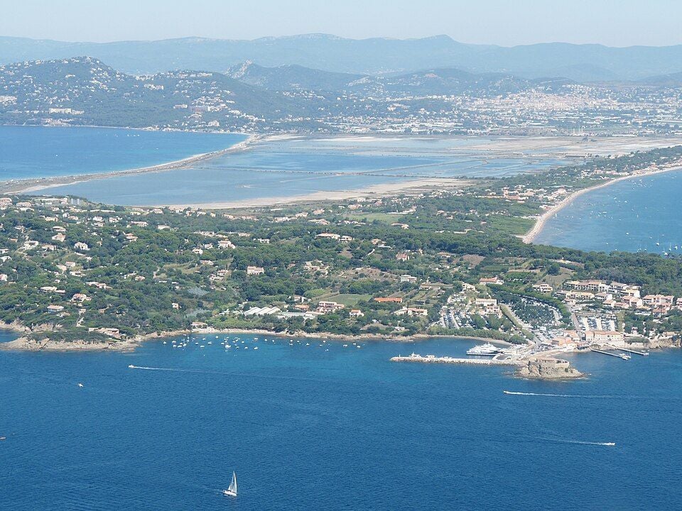 La presqu'île de Giens, première étape accessible en une heure depuis Toulon La presqu'île de Giens, première étape accessible en une heure depuis Toulon