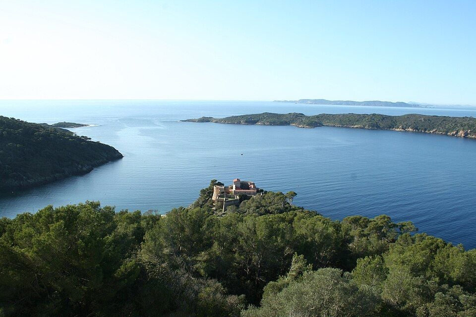 Le port et la baie de Port-Cros vus depuis les hauteurs de l'île Le port et la baie de Port-Cros vus depuis les hauteurs de l'île