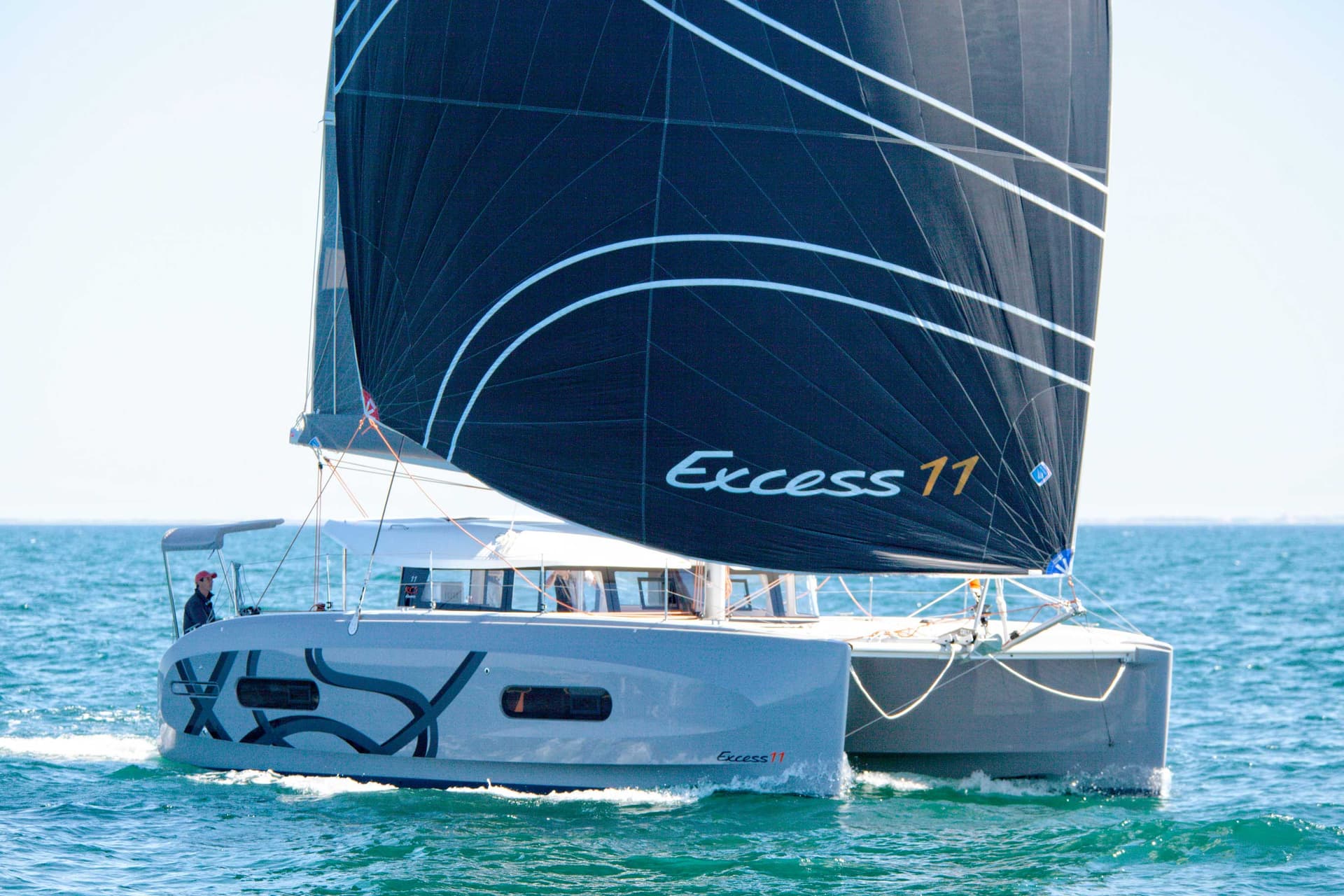 Catamaran Excess 11 sous spinnaker avec son équipage à la barre
